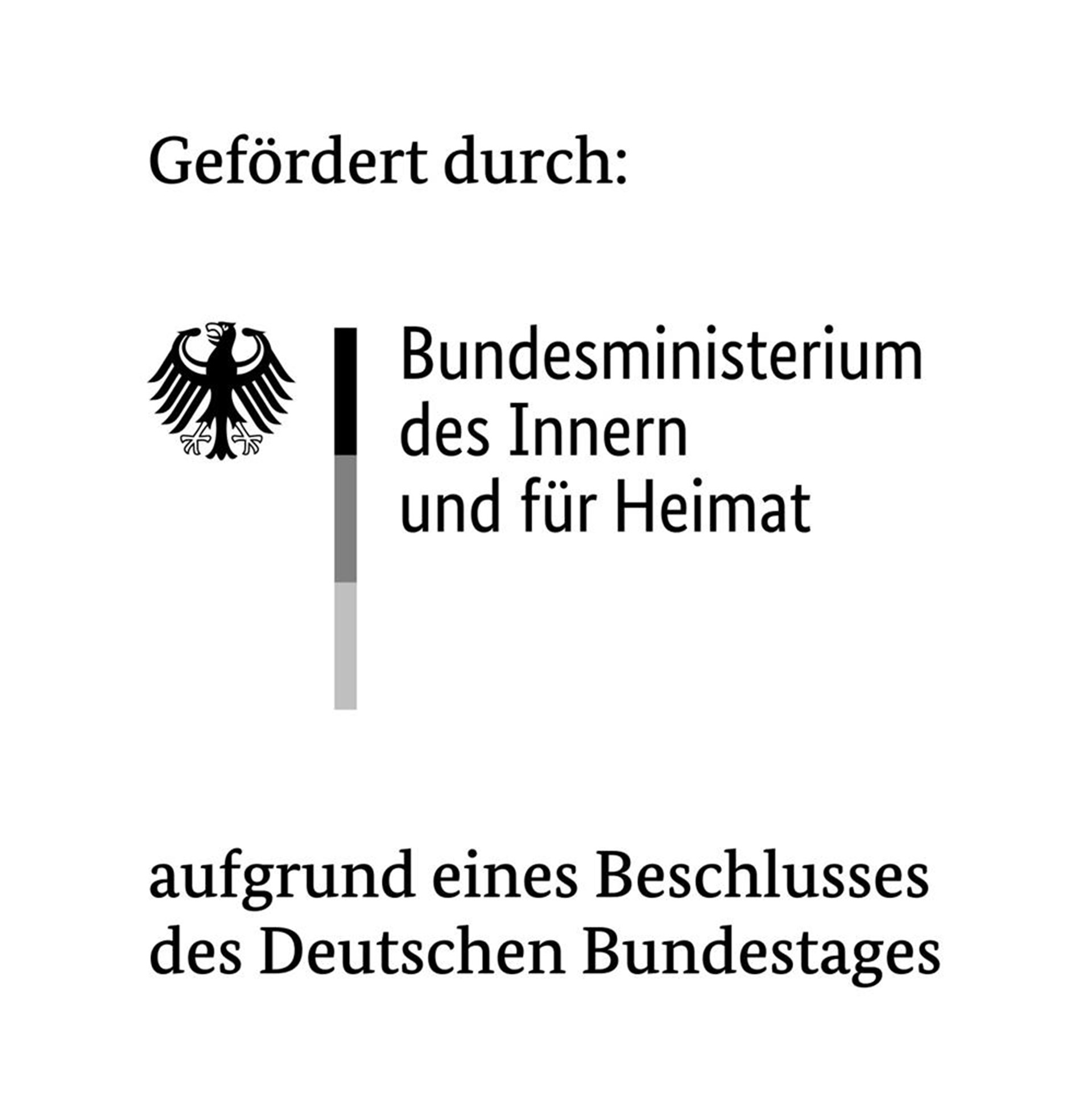 schwarze Schrift auf weißem Grund, der Schriftzug lautet: Gefördert durch Bundesministerium des Inneren und für Heimat aufgrund eines Beschlusses des deutschen Bundestagees. Beigefügt ist auch das Bild des Bundesadlers.