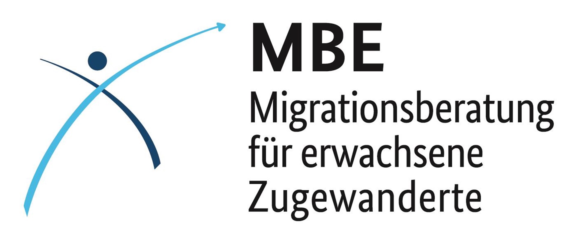 weißer Hintergrund mit schwarzer Aufschrift MBE Migrationsberatung für erwachsene Zugewanderte. Links daneben ein blauer und schwarzer pfeil überkreuzen sich mit einem Punkt