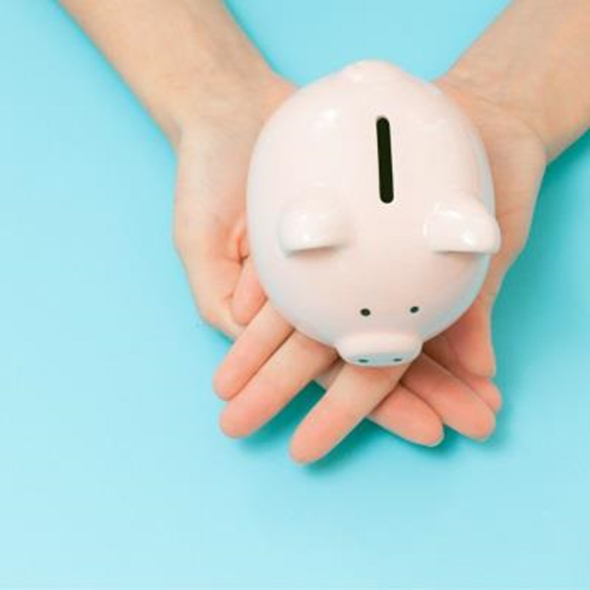 blauer Hintergrund ein weißes Sparschein mit aufgemaltem Gesicht in Schwarz